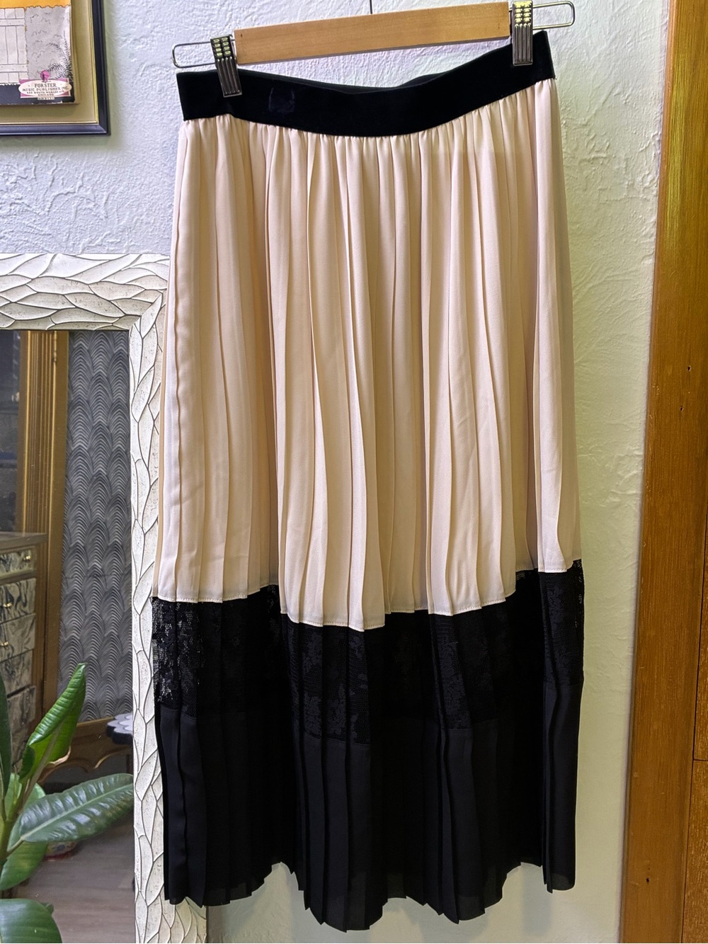 Women's Danish Pleated Two-Tone Skirt — Black & Cream